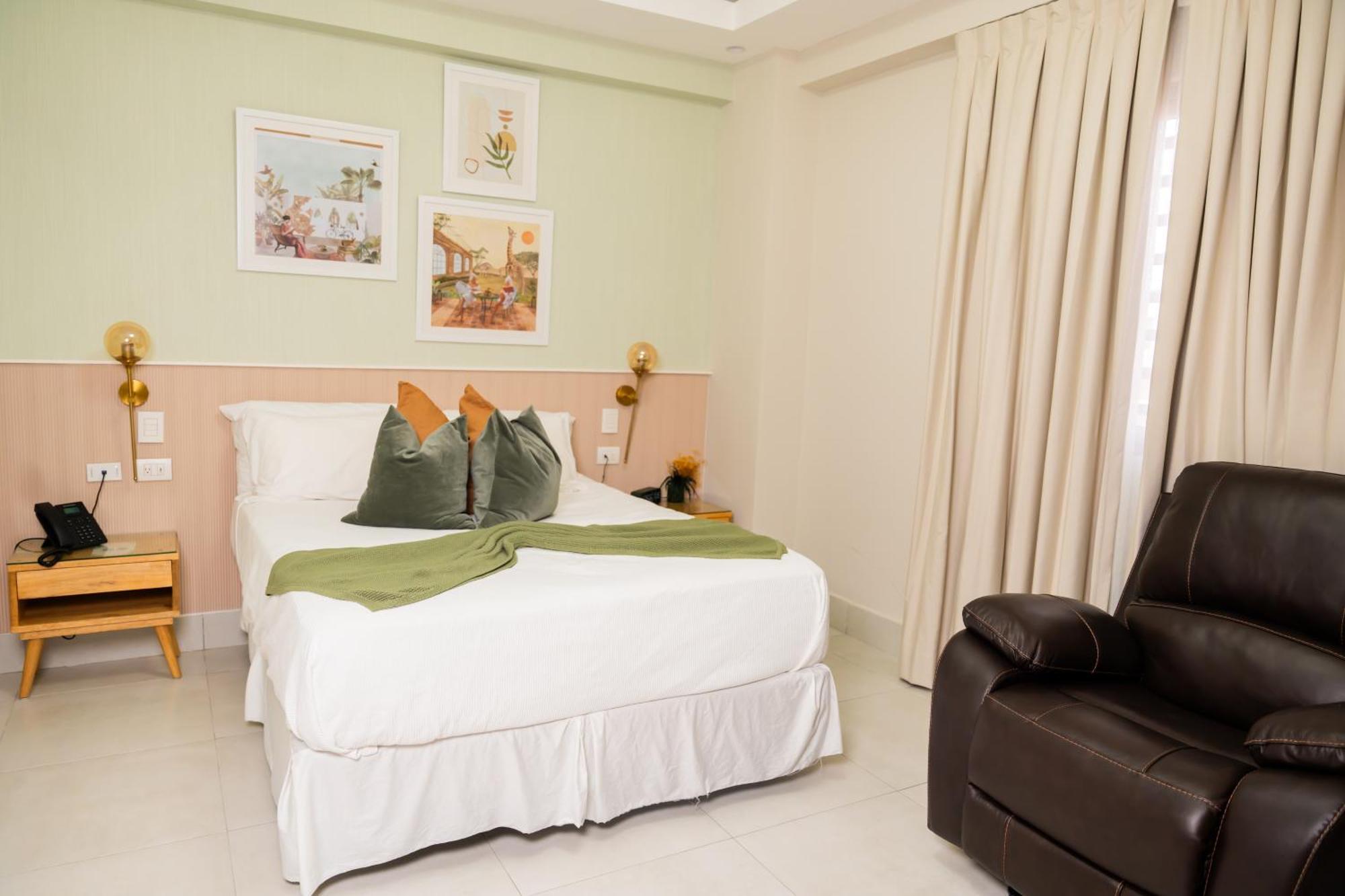 Hotel Stay Here Suites Santo Domingo Bagian luar foto