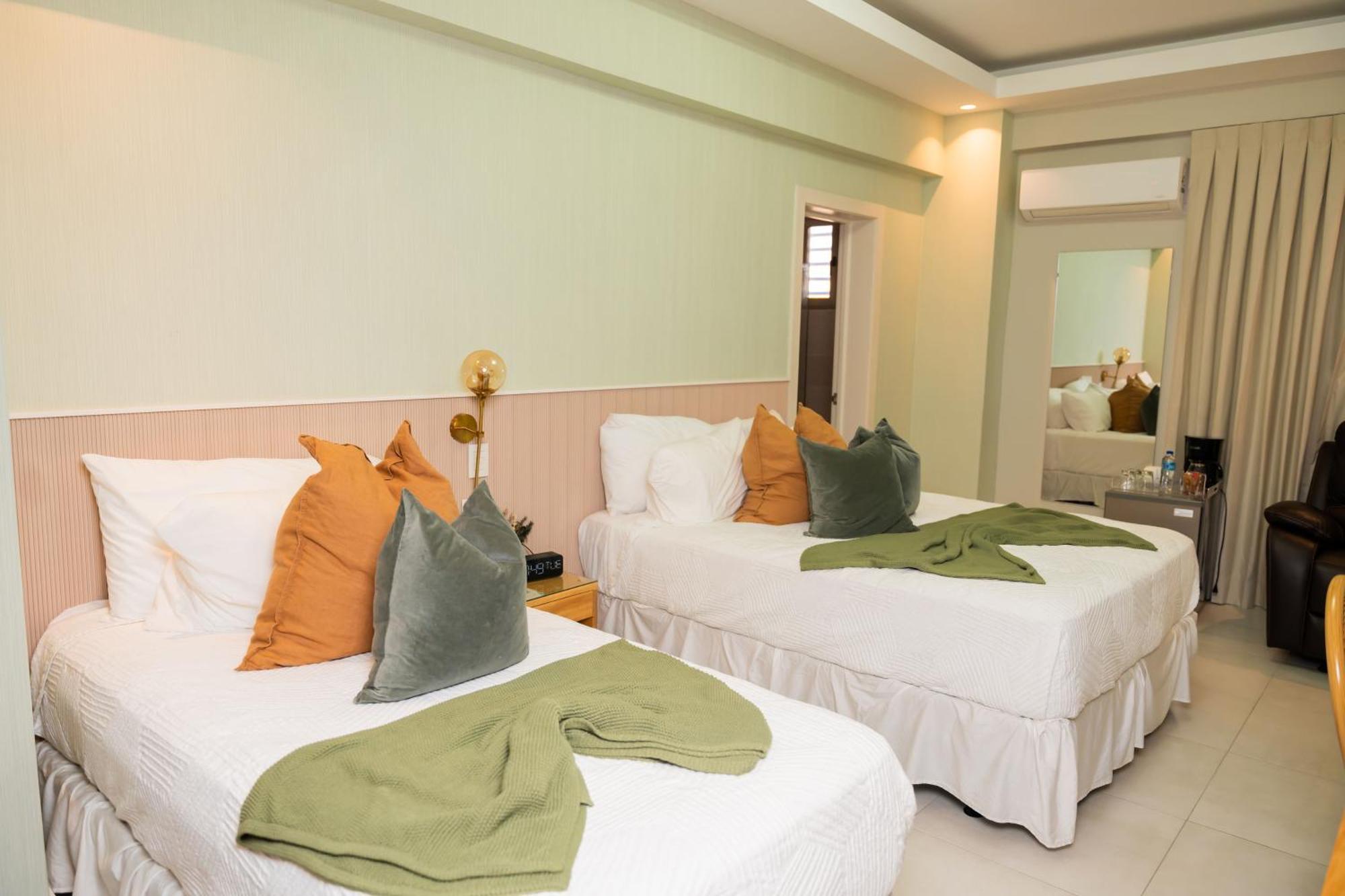 Hotel Stay Here Suites Santo Domingo Bagian luar foto